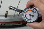 pic of pressure  - Air pressure gauge  - JPG 