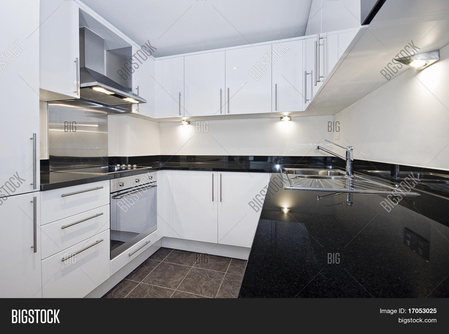 Hedendaagse luxe keuken in wit met zwarte stenen aanrecht stock ...