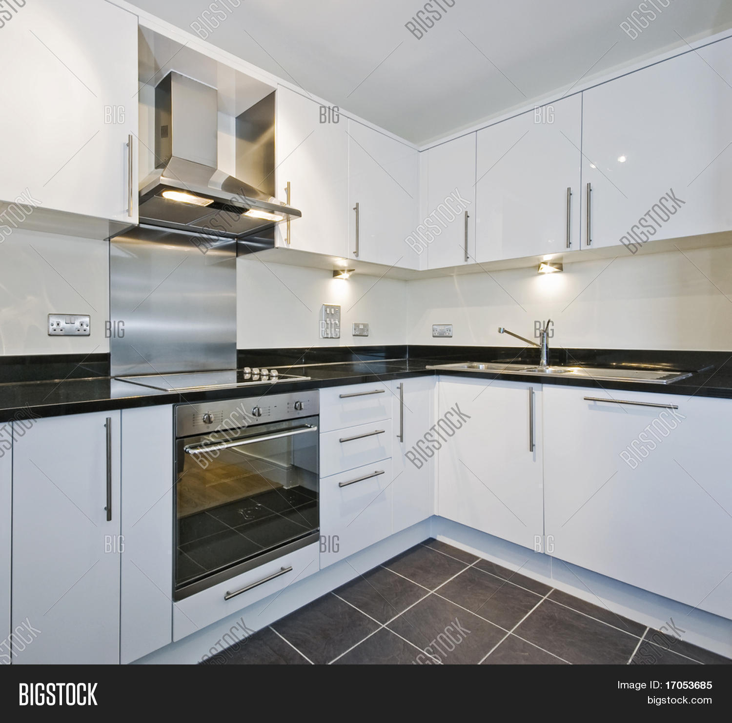 Moderne witte keuken met zwart granieten werkblad stock foto ...