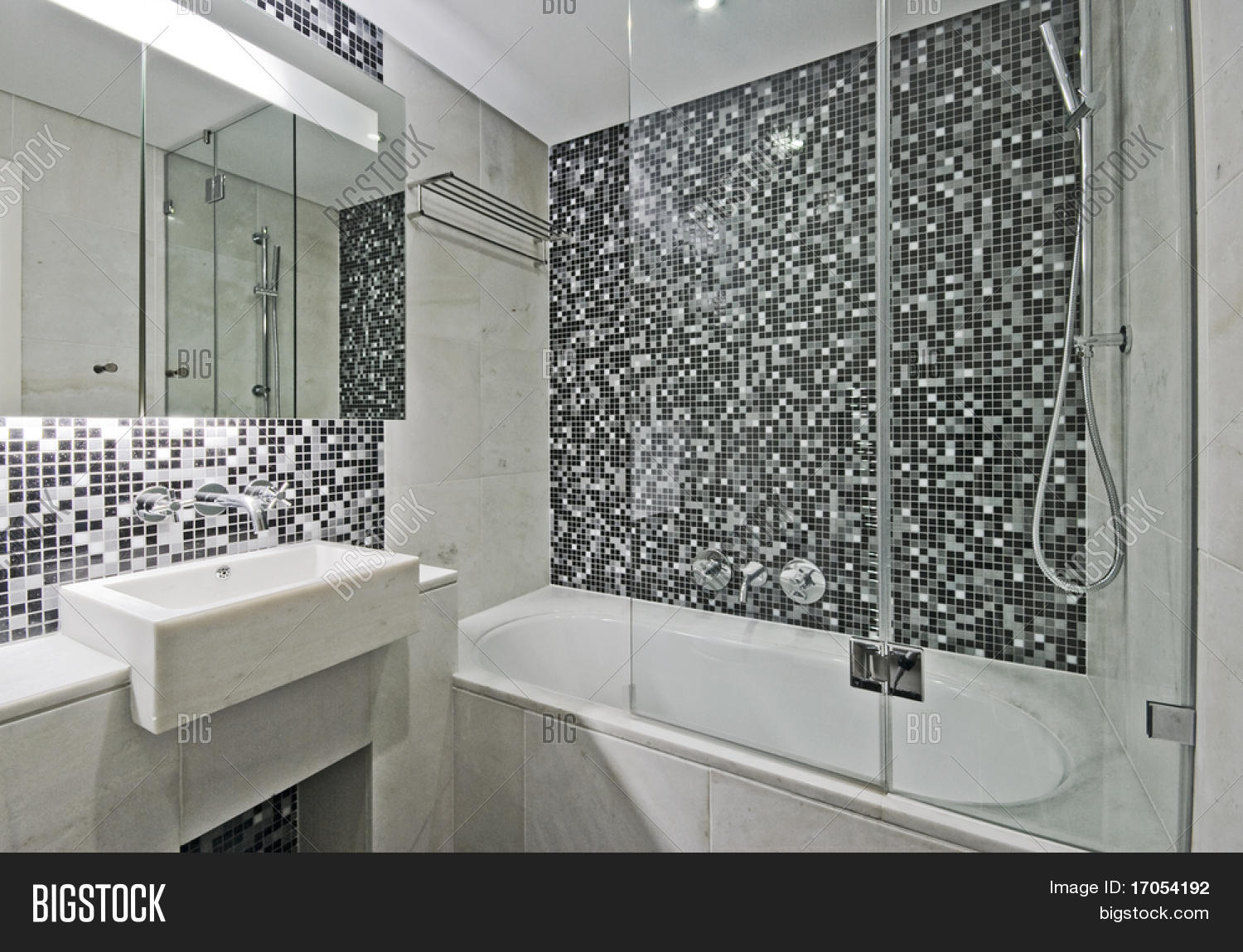 Moderno lujoso baño con gran bañera bañera y mosaico de azulejos ...