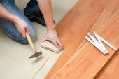 picture of floors  - photo shot of Carpenter laying laminate floor - JPG 