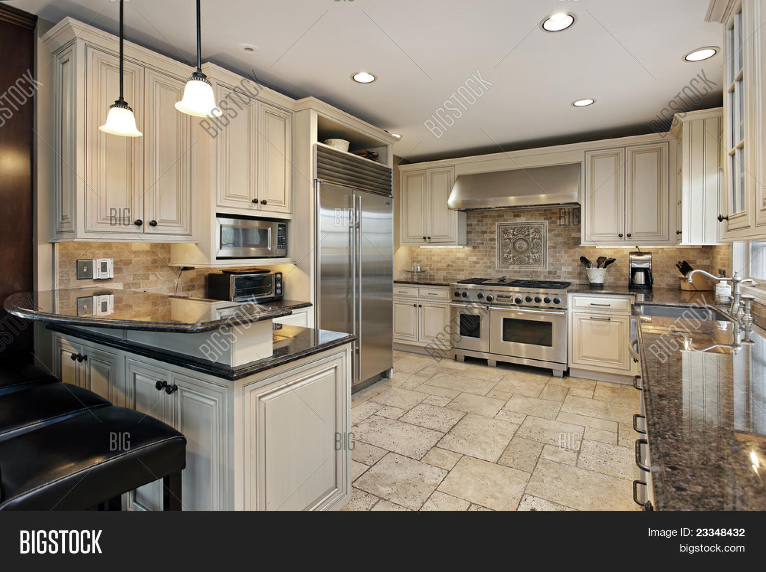 Luxe keuken in luxe huis met ontbijtbar stock foto & stock ...