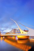 foto of bridge  - THE SAMUEL BECKETT BRIDGE - JPG 
