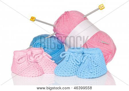 Botitas de bebé tejida con lana azul y Rosa además de agujas de ... Botitas de bebé tejida con lana azul y Rosa además de agujas de ...