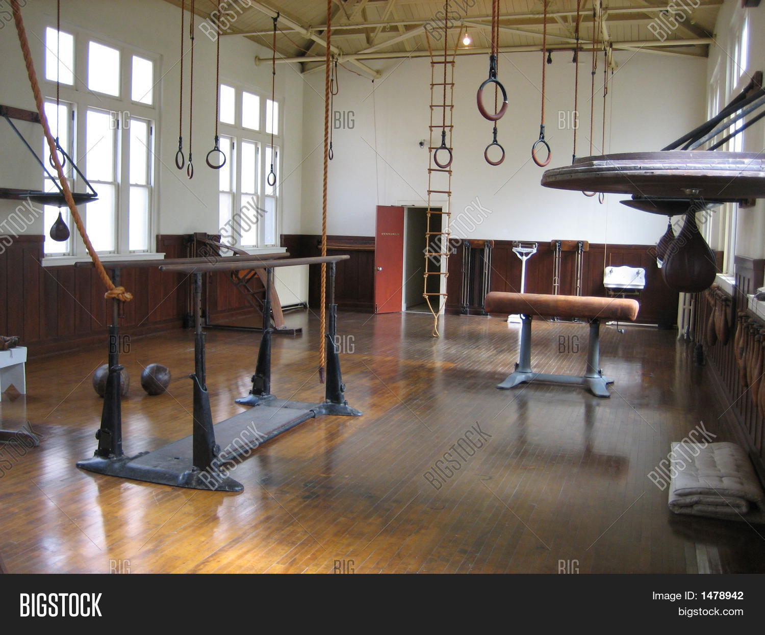 Begin van de 20e eeuw fitnessruimte met Vintage apparatuur Stock foto