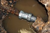 picture of leak  - A photo of a brken pipe repair - JPG 