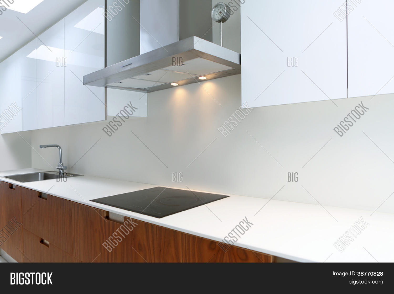Werkelijke moderne keuken in wit en noten hout interieur huis ...