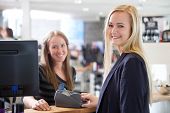 picture of receptionist  - Receptionist and client in beauty salon paying with credit card - JPG 