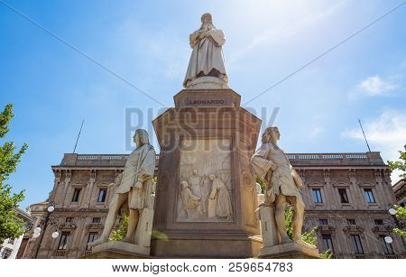 Poster: Leonardo Da Vinci Statue In