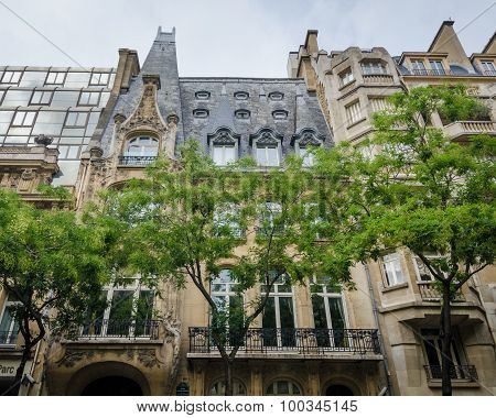 Historic building of Restaurant 59 in Paris