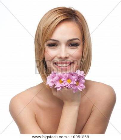 Retrato de una joven feliz descansando su barbilla en flores