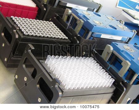 Laboratorio automaatio robotisoiduilla