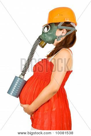 schwangere Frau in Bauarbeiterhelm und Gasmaske holding Bauch