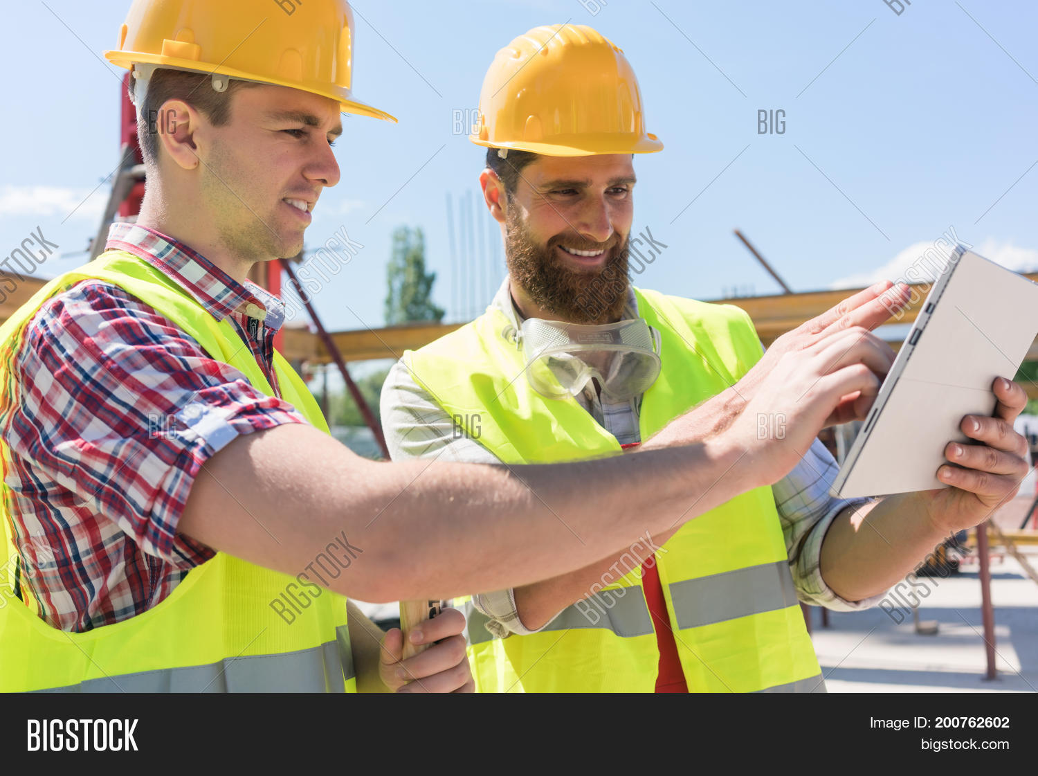 Монтажник. Строитель. Experienced worker. Молодой строитель. Рабочие на стройке.