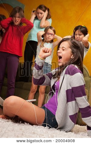 Kleines Mädchen singt Out Loud