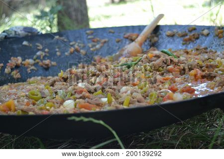 Vegetable meat dishes are good in wood fire