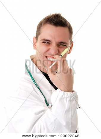 Šílený doktor s injekční stříkačkou
