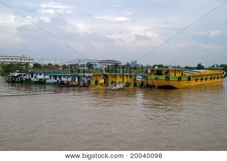 Азиатские лодки на реке Меконг