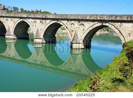 Starý, slavný most na Drině ve Visegrádu, Bosna