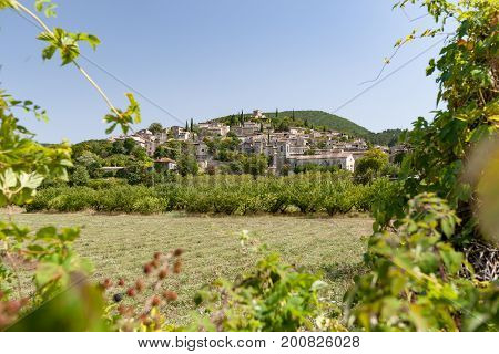 Mirmande is located between Valence and Montélimar right next to the 'Route du Soleil'. The village in the Drôme is an excellent example of terrace construction that is good to see when you get there. Once in the village you can walk through the narrow st
