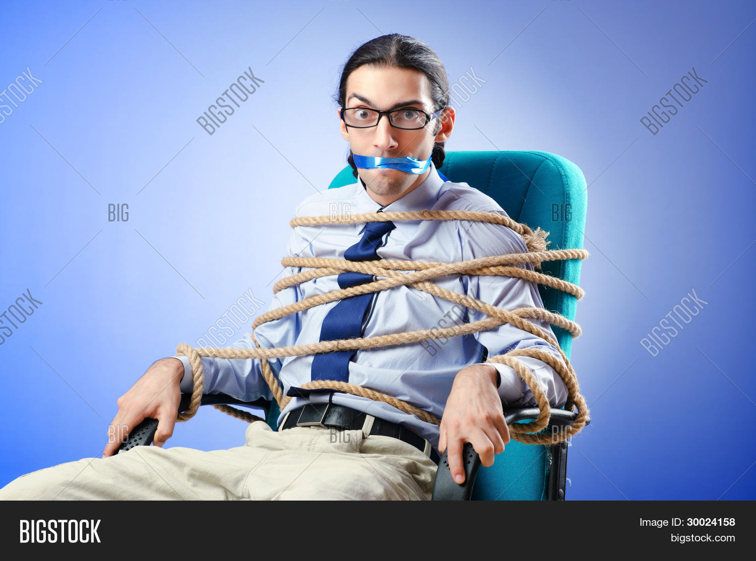 Связанные ножки. Связанные девочки с заклеенным ртом. Связанные руки за спиной. Которые взрослых связали. Связанные веревкой девушки.