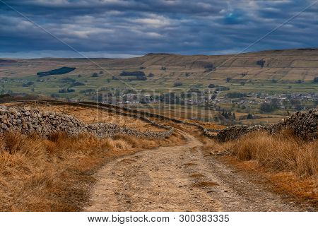 Heading From Hawes Via Hadrwaw Along The Pennine Way To Great Shunner Fell In The Yorkshire Dales