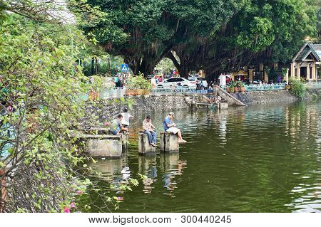 Hanoi, Vietnam - Mai 01, 2019: Fisherman Fishing At Truc Bach Lake. The Capital Of Vietnam