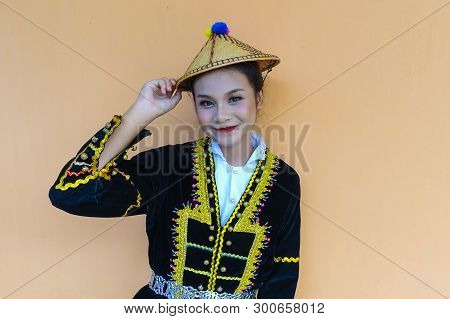 Labuan,malaysia-may 12,2019:potrait Of Kadazandusun Girl In Traditional & Colorful Costume In Labuan