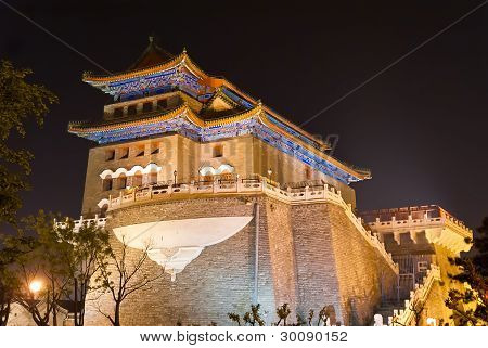Vista notturna di The Zhengyangmen Gatehouse. Pechino, Cina