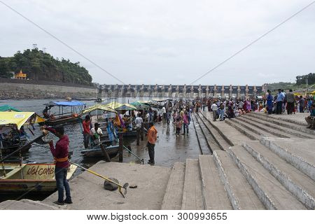 Omkareshwar, Madhya Pradesh, India, August 2018, Tourist And Devotees Wait To Take Boats At Ghats At
