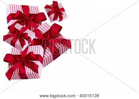 Canto do papel giftboxes com arco vermelho no fundo branco