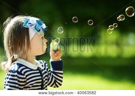 Funny Little Girl Gioca con le bolle