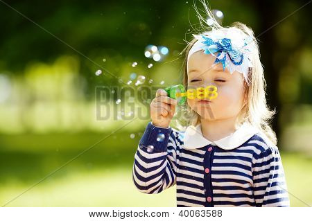 Bambina gioca con le bolle