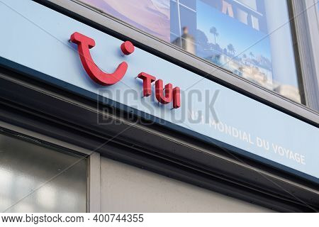 Bordeaux , Aquitaine  France - 12 15 2020 : Tui Sign Text Store Red Smile Logo Brand For Largest Tra