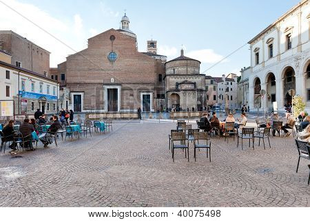 Vista su Piazza Duomo e la cattedrale con il Battistero di Padova