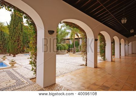 ลานสวยในแมนชั่นหรู (โปรตุเกส)