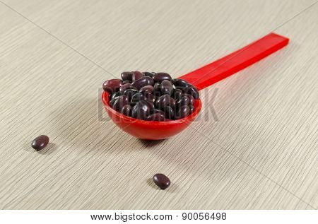 Haricot bean in a red spoon