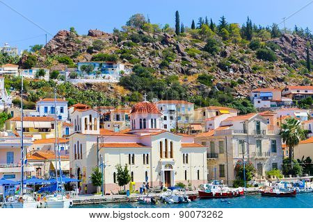 9 jan. 2015 view of the beautiful Greek island Hydra. There is a fishing boat on the foreground and some local architecture on the background. The view is from the sea as the cruise ship embarked in Hydra.