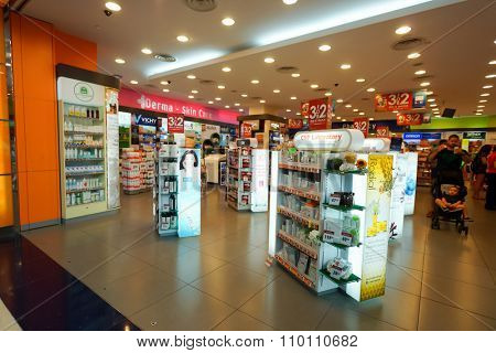 SINGAPORE - NOVEMBER 08, 2015: interior of cosmetics store in The Shoppes at Marina Bay Sands. The Shoppes at Marina Bay Sands is one of Singapore's largest luxury shopping malls