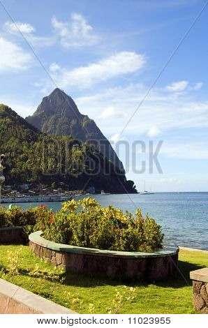 Soufriere Svatá Lucie Waterfront Park s výhledem na pohoří Piton slavné Twin
