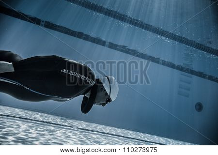 Dynamic Without Fins (dnf) Performance From Underwater