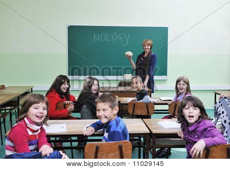 학교에서 생물학을 배우고