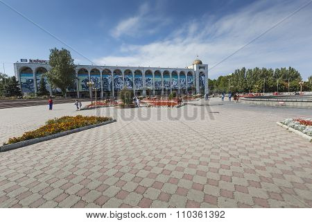 Bishkek, Kyrgyzstan - September 27, 2015: Ala-too Square. Bishkek Formerly Frunze, Is The Capital An