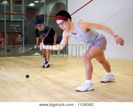 Frau und Mann Squash spielen