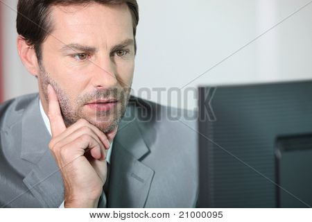 Revisor arbejder på computer