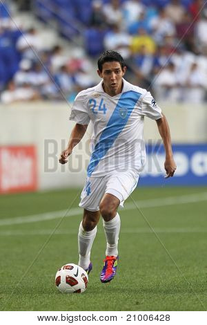 HARRISON, NJ - 13 Haziran: Guatemala futbol oyuncusu Jonathan Lopez (24) t sırasında top upfield getiriyor