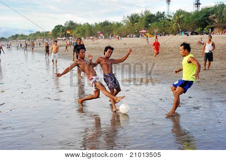 Futebol na praia