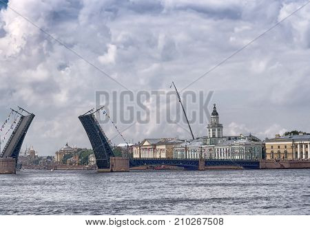 Divorced in front of the naval parade bridge across the Neva River