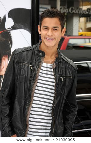 LOS ANGELES - 12 JUN: Bronson Pelletier, arrivando a 