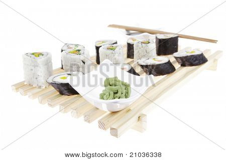 Roll mit Gurke, Sahne-Käse mit Roh-Thunfisch und Lachs in. auf hölzernen Gitter. wh isoliert